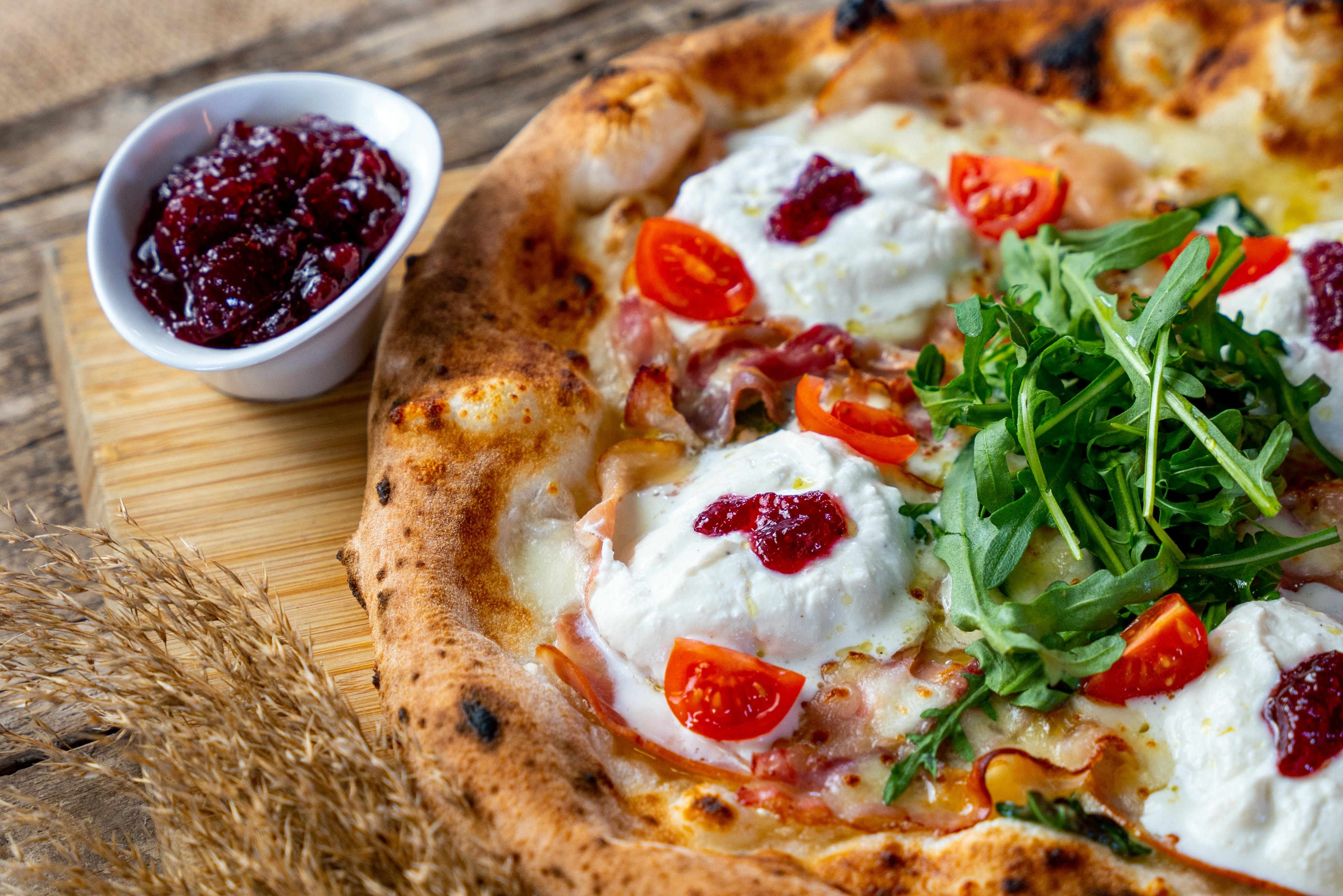 Frissen sült Amore pizza ricottával, rukkolával és áfonyalekvárral