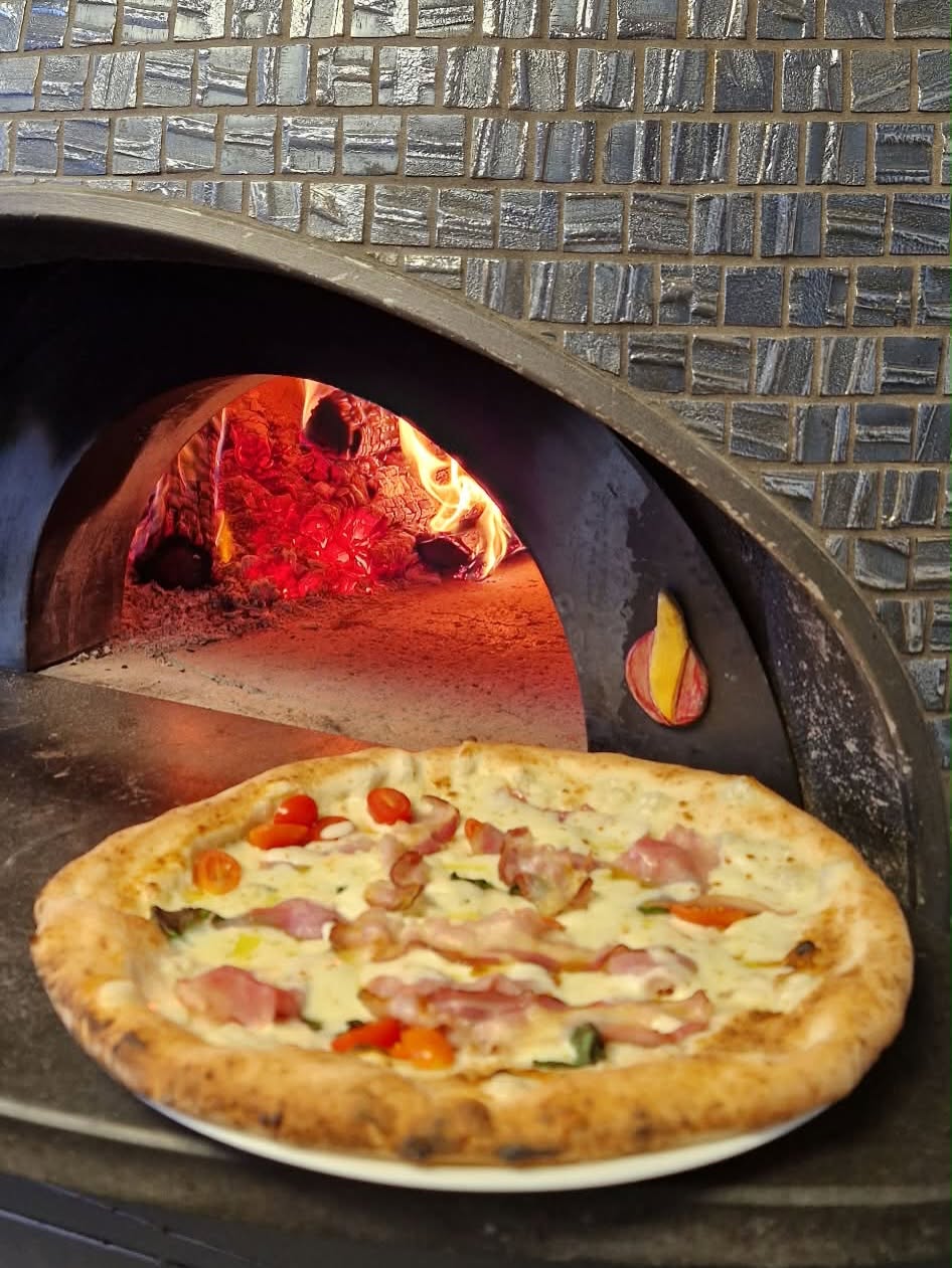 A D-Bisztró pizzája az izzó fatüzelésű kemence előtt