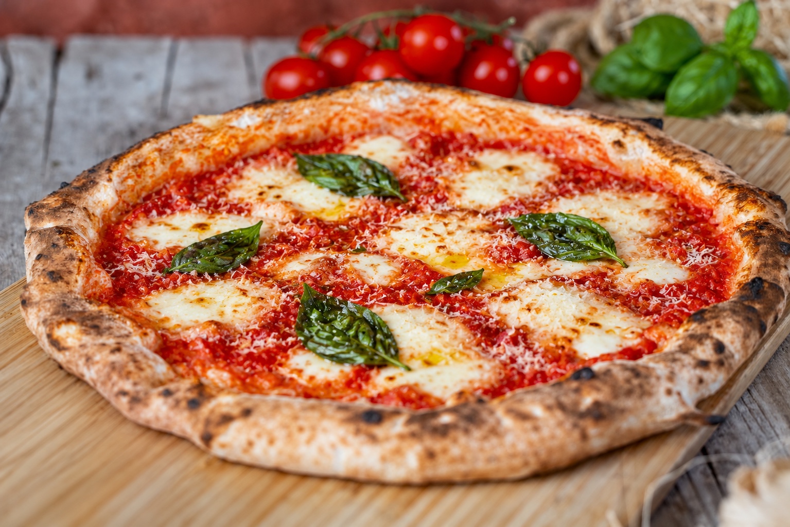 Margherita pizza paradicsomszósszal, mozzarellával, Grana Padanóval és bazsalikommal