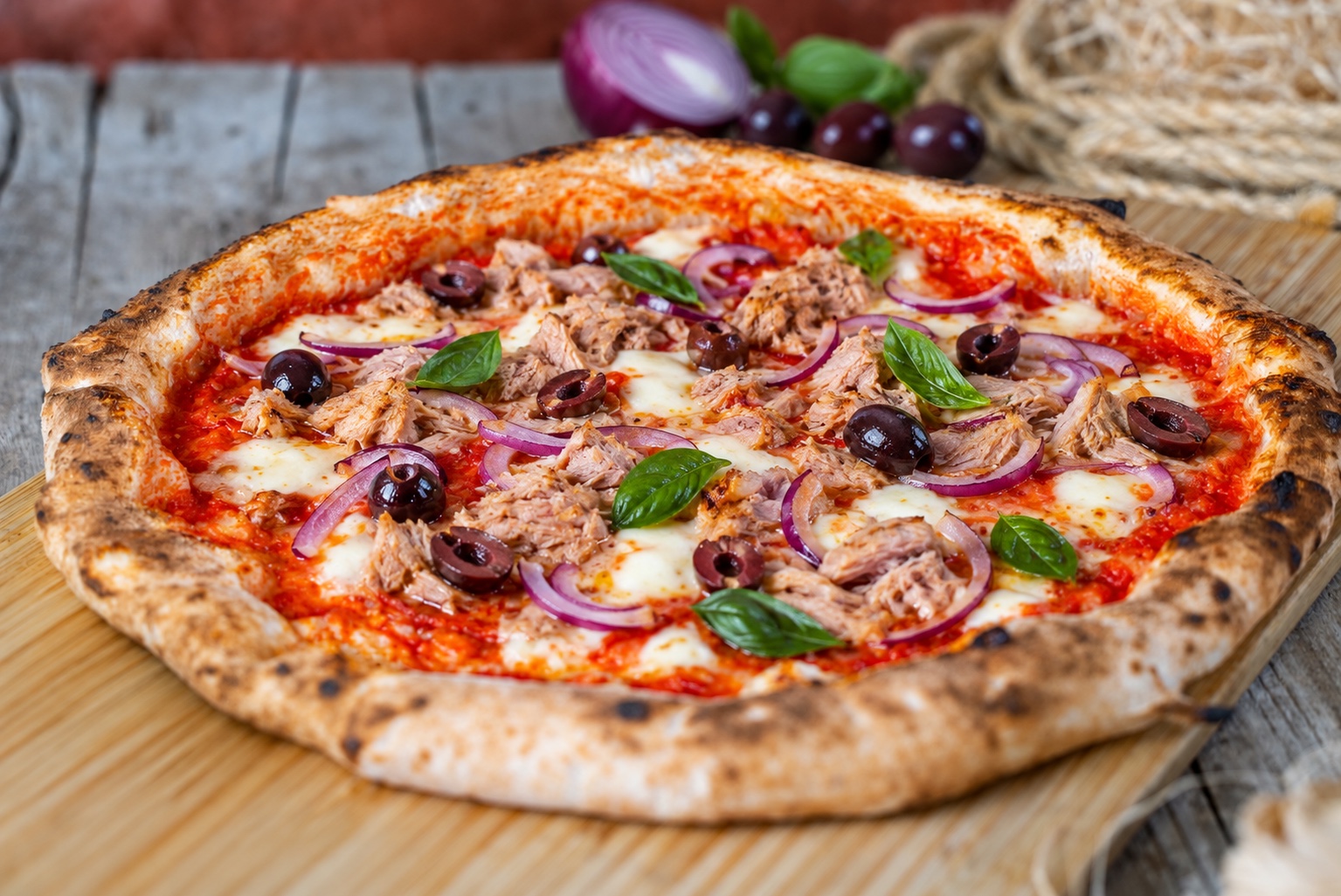 Tonno e Cipolla pizza tonhallal, lilahagymával, olívabogyóval és bazsalikommal